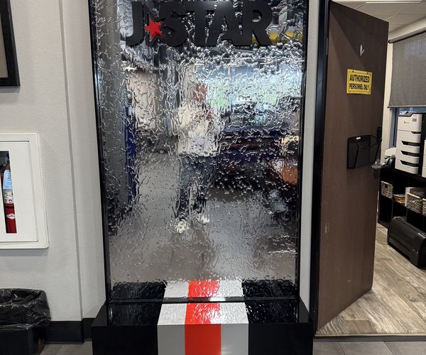 #055 Showroom – Racing Stripe Logo Liquid Wall