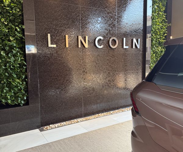 #055 Lincoln Dealership – Living Wall Liquid Wall