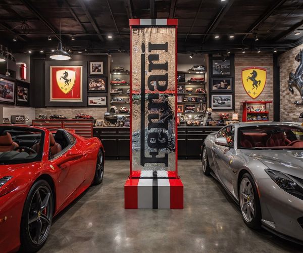 #059 Collector Garage – Racing Liquid Wall Column