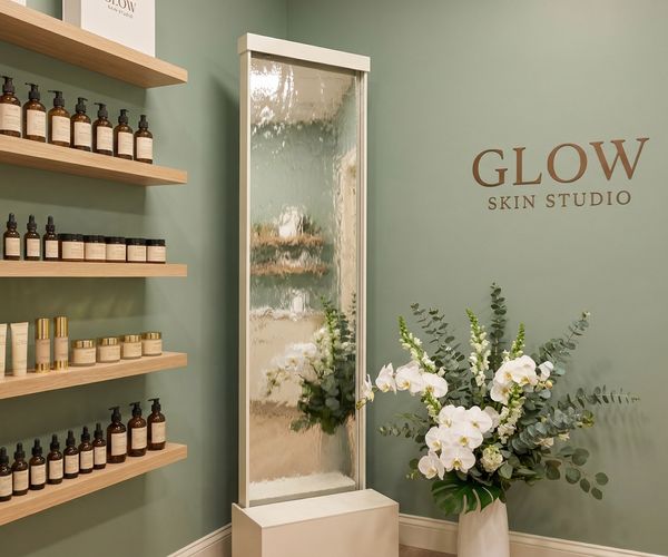 #061 Glow Skin Studio – Freestanding Liquid Wall