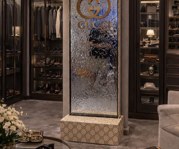 #056 Gentleman&rsquo;s Closet – Monogram Liquid Wall